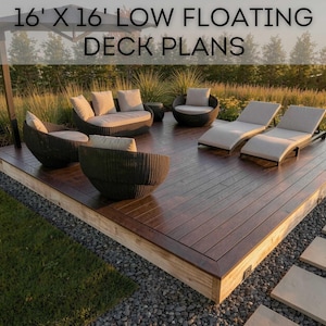 Peut inclure: Une terrasse flottante basse de 16' x 16' avec des planches en bois brun foncé, un canapé clair, deux fauteuils assortis et deux chaises longues avec des coussins beiges. Le texte 16' X 16' LOW FLOATING DECK PLANS est affiché en haut.