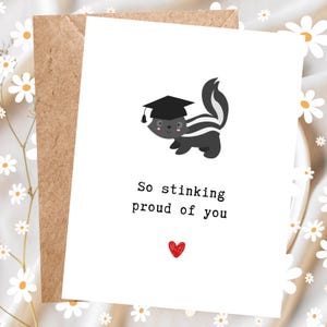 Divertida tarjeta de graduación de mofeta, muy orgullosa de ti, regalo de graduación de secundaria para ella o él, doctorado, juego de palabras, las tarjetas más vendidas