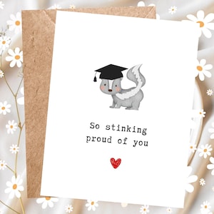 Grappige afstudeerkaart stinkdier, zo stinkend trots op je, afstudeercadeau middelbare school voor haar hem, promotie, woordspeling, bestverkochte kaarten