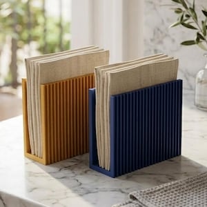 K&ouml;nnte beinhalten: Ein Set aus drei Keramikbechern mit gesprenkelter, matter Oberfl&auml;che. Die Becher sind in Creme-, Hellgrau- und Dunkelgraut&ouml;nen gehalten. Jeder Becher hat ein schlichtes, minimalistisches Design und einen abgerundeten Henkel. F&uuml;r Kaffee oder Tee.