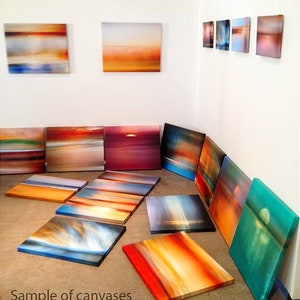 K&ouml;nnte beinhalten: Eine Sammlung abstrakter Gem&auml;lde auf Leinwand, die eine Vielzahl von Farben und Texturen aufweisen. Die Gem&auml;lde sind an einer wei&szlig;en Wand und auf dem Boden ausgestellt. Der Text "Sample of canvases by Frances Seward" ist am unteren Rand des Bildes sichtbar.
