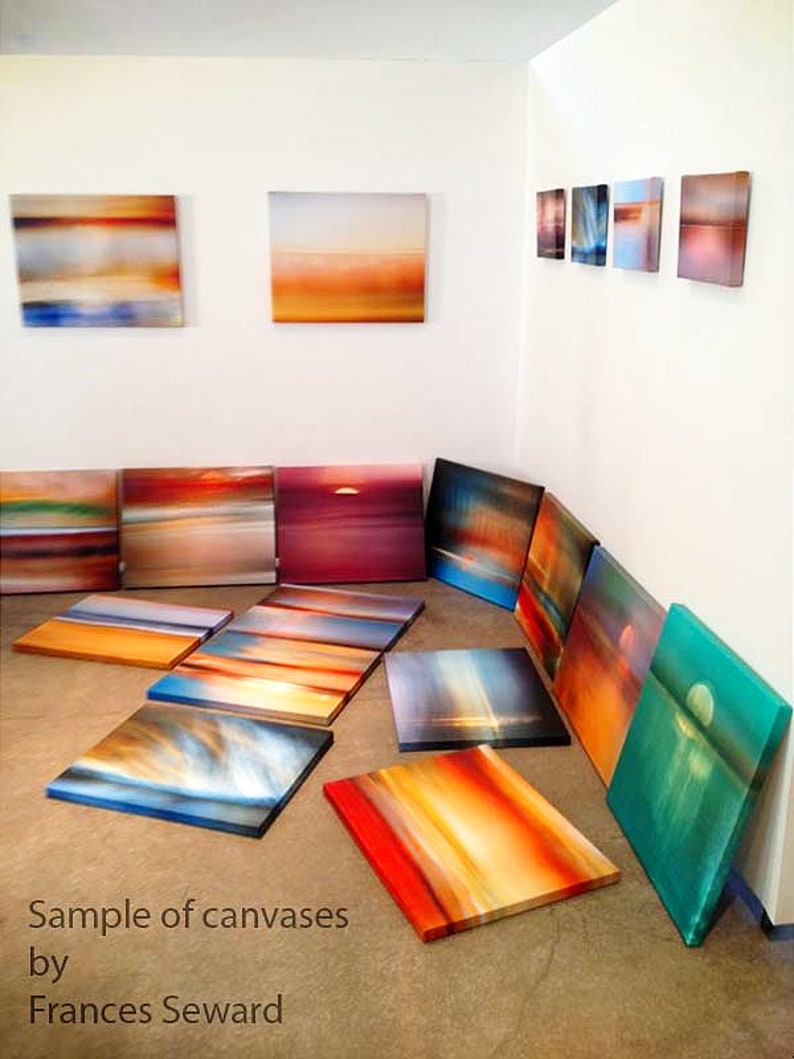 K&ouml;nnte beinhalten: Eine Sammlung abstrakter Gem&auml;lde auf Leinwand, die eine Vielzahl von Farben und Texturen aufweisen. Die Gem&auml;lde sind an einer wei&szlig;en Wand und auf dem Boden ausgestellt. Der Text "Sample of canvases by Frances Seward" ist am unteren Rand des Bildes sichtbar.