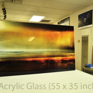 K&ouml;nnte beinhalten: Ein gro&szlig;er Acrylglasdruck mit einer Landschaftsdarstellung eines Sonnenuntergangs &uuml;ber einem Gew&auml;sser. Der Druck ist 55 Zoll mal 35 Zoll gro&szlig;.