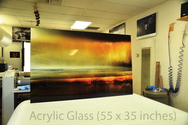 K&ouml;nnte beinhalten: Ein gro&szlig;er Acrylglasdruck mit einer Landschaftsdarstellung eines Sonnenuntergangs &uuml;ber einem Gew&auml;sser. Der Druck ist 55 Zoll mal 35 Zoll gro&szlig;.