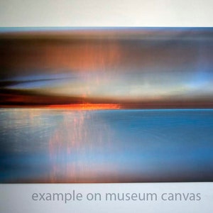 K&ouml;nnte beinhalten: Abstrakter Kunstdruck eines Sonnenuntergangs &uuml;ber einem Gew&auml;sser. Der Himmel ist eine Mischung aus Orange, Rosa und Blau, und das Wasser ist tiefblau. Das Bild ist verschwommen, was einen traumhaften Effekt erzeugt.