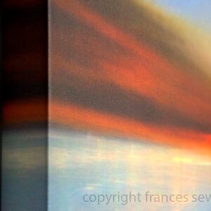 K&ouml;nnte beinhalten: Nahaufnahme eines Leinwandgem&auml;ldes, das einen Sonnenuntergang in Orange-, Gelb- und Blaut&ouml;nen darstellt. Die Leinwand hat eine strukturierte Oberfl&auml;che. Der Text "copyright frances seward" ist in der unteren rechten Ecke sichtbar.