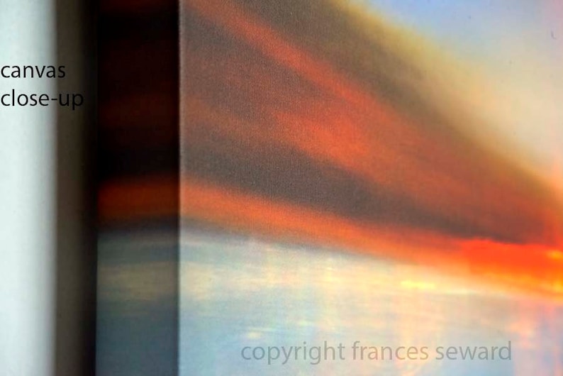 K&ouml;nnte beinhalten: Nahaufnahme eines Leinwandgem&auml;ldes, das einen Sonnenuntergang in Orange-, Gelb- und Blaut&ouml;nen darstellt. Die Leinwand hat eine strukturierte Oberfl&auml;che. Der Text "copyright frances seward" ist in der unteren rechten Ecke sichtbar.