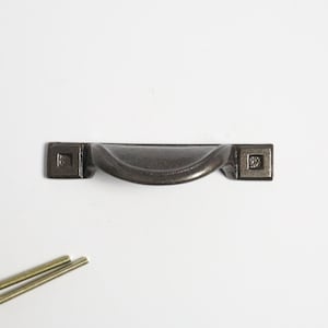 Cabinet Handles – Drawer Pulls in Cast Iron – Rustic Kitchen/ Furniture Hardware – Vintage Farmhouse Style – Decorative Antique – Slim Lip