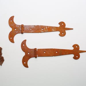 Hand-Forged Wrought Iron Cabinet Hinges – For Kitchen Cupboard Doors, Shutters, Chest Boxes or Trunks – Ornate Rustic Fleur-de-Lis Strap 1pc
