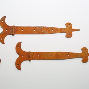 Hand-Forged Wrought Iron Cabinet Hinges – For Kitchen Cupboard Doors, Shutters, Chest Boxes or Trunks – Ornate Rustic Fleur-de-Lis Strap 1pc