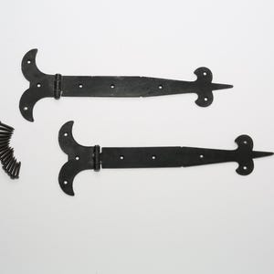 Hand-Forged Wrought Iron Cabinet Hinges – For Kitchen Cupboard Doors, Shutters, Chest Boxes or Trunks – Ornate Rustic Fleur-de-Lis Strap 1pc