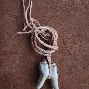 Collar con diente de alce auténtico: colgante de cuero, joyería de hueso hecha a mano.