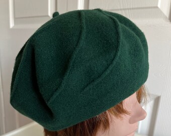 80s Forest Green Wool Beret Unisex Hat Medium 10 1/2 inches Stitched Spiral Design Beatnik Look