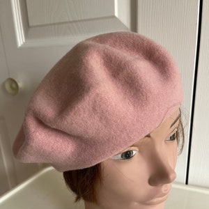 80s light pink wool beret unisex hat medium 10.5 inches Beatnik Look image 1