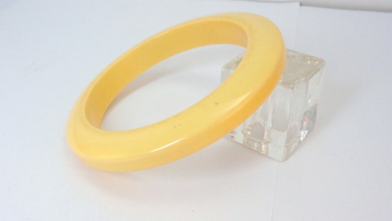 40s Light yellow genuine Bakelite Bangle Bracelet - image 3