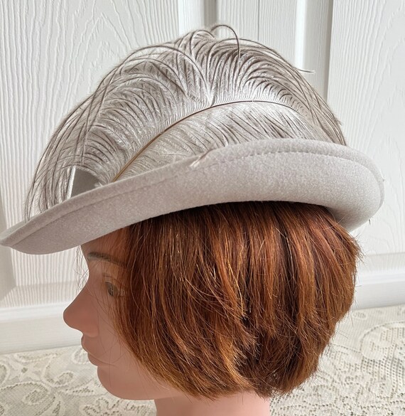 70s Wool Felt Hat With Ostrich Feather, Small 21.5 display picture 2