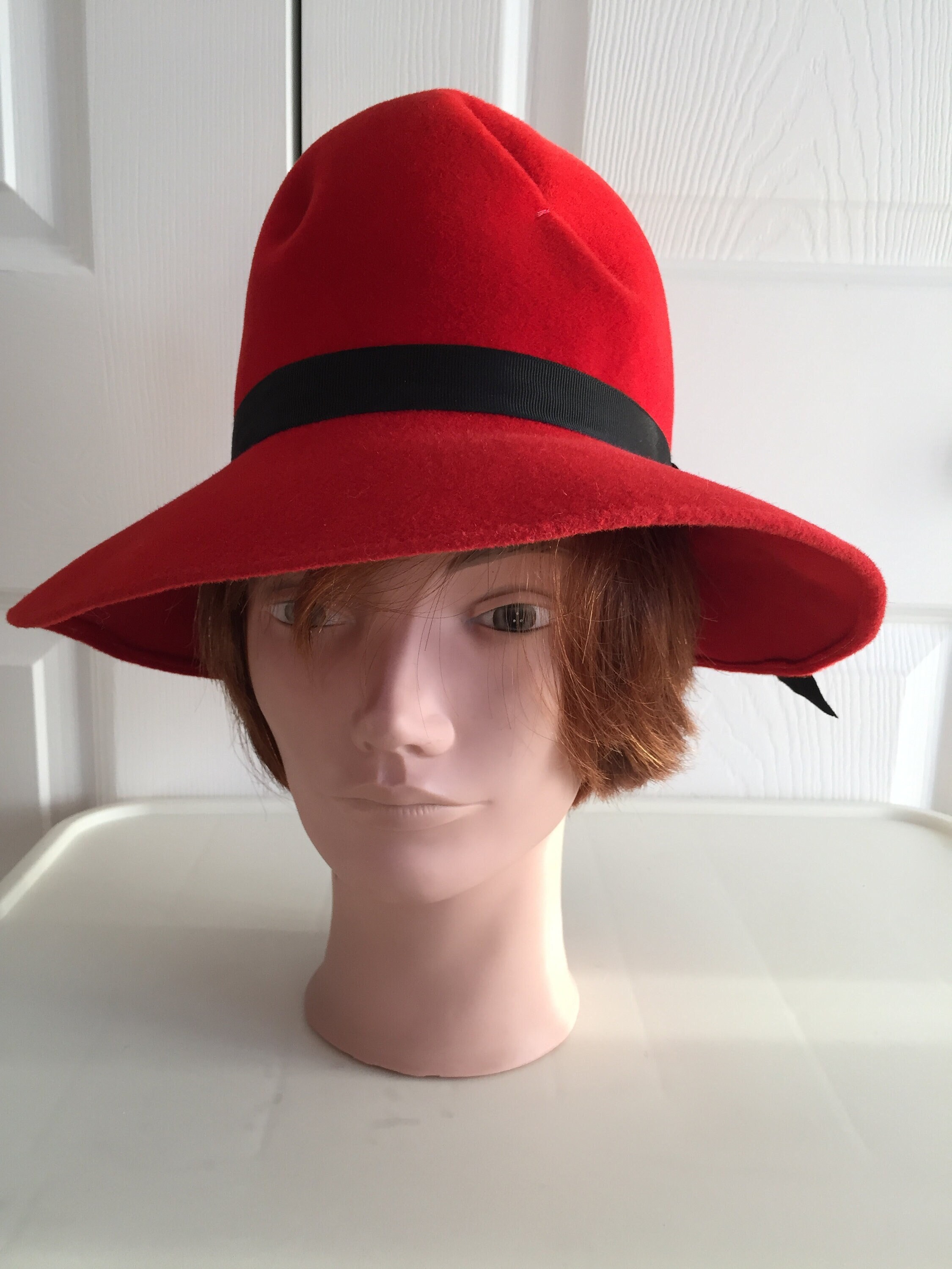 70s Red Wool Felt Women Hat S 21.5 Inches 70s Made in Canada  display picture 2