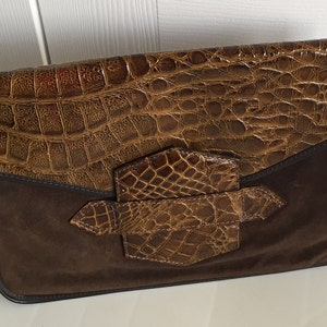 Cartera de mano vintage de piel de ante marrón estilo años 70/estilo cocodrilo