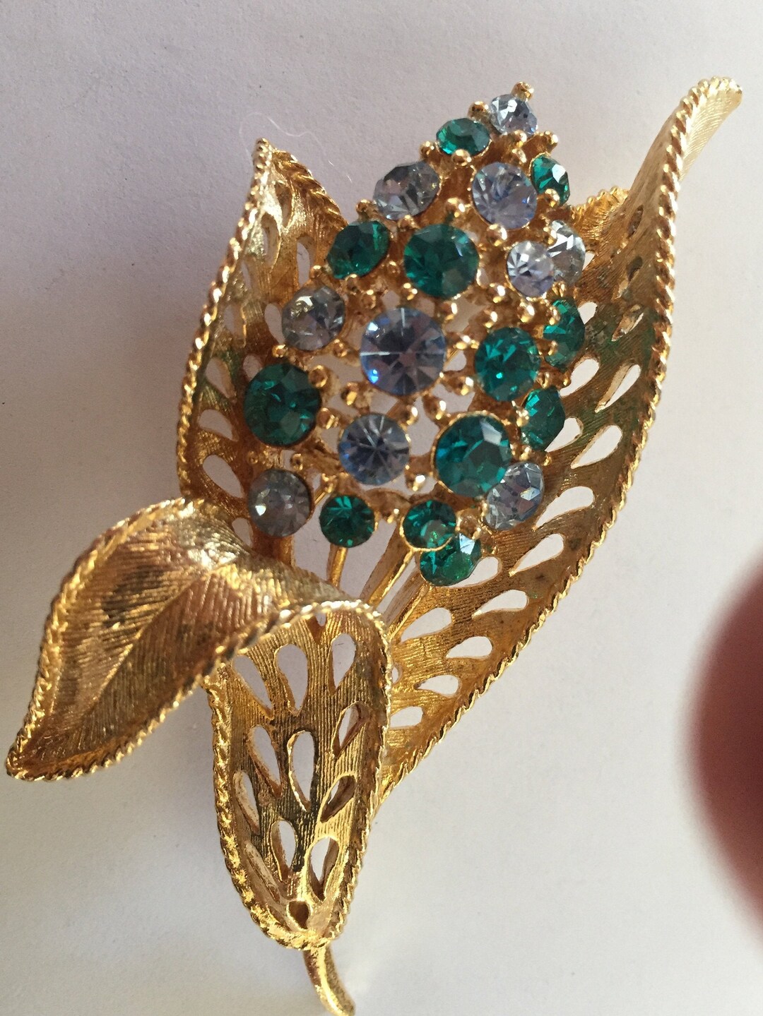 Broche Vintage Années 50 - Fleur En Strass Bleu Et Blanc Irisés