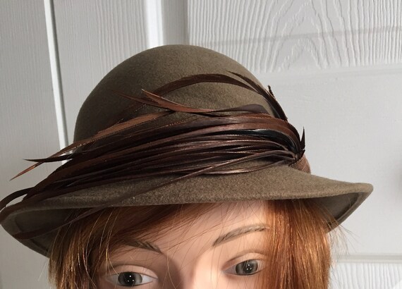 60s Med Brown Felt Women Hat/feather Extra Small 21 Inches  display picture 3