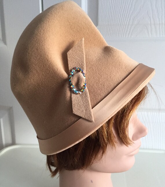 60s Light Brown Felt Cloche Women Hat Med 22 Inches 60s  display picture 2