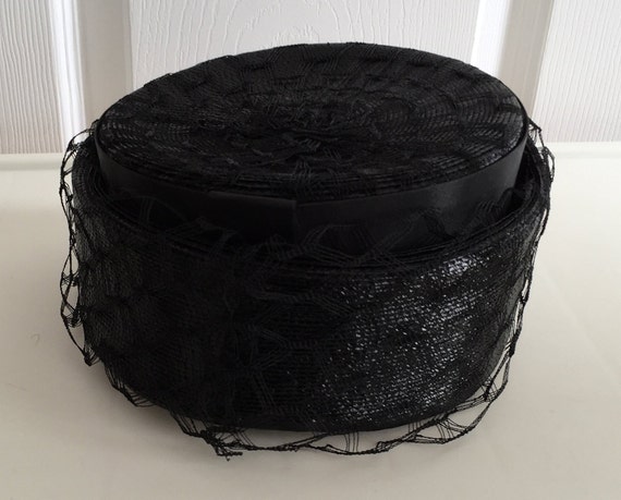 60s Black Straw/Netting Women Pillbox Hat Small 20 in… - Gem display picture 1