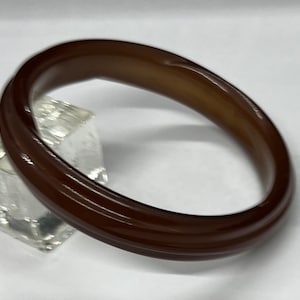 Bracelet jonc côtelé torsadé en plastique moulé marron vintage des années 80