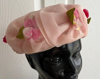 Chapeau en organza rose des années 60, feuilles/fleurs, XS 20,5 po. vintage