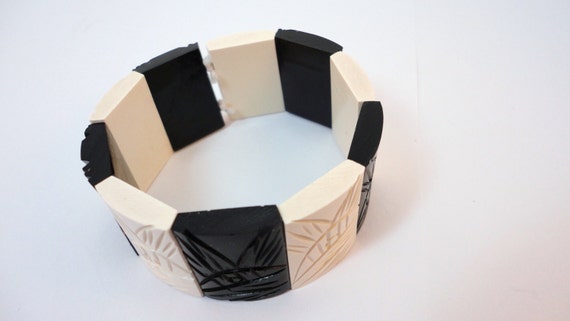 40s Black & White Hand Carved Stretch Bracelet Vi… - image 3