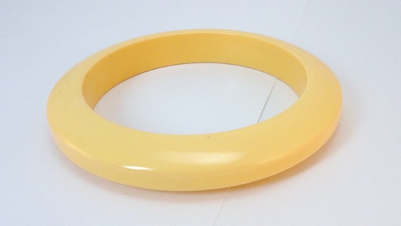 40s Light yellow genuine Bakelite Bangle Bracelet - image 1