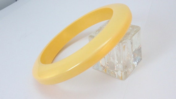 40s Light yellow genuine Bakelite Bangle Bracelet - image 2