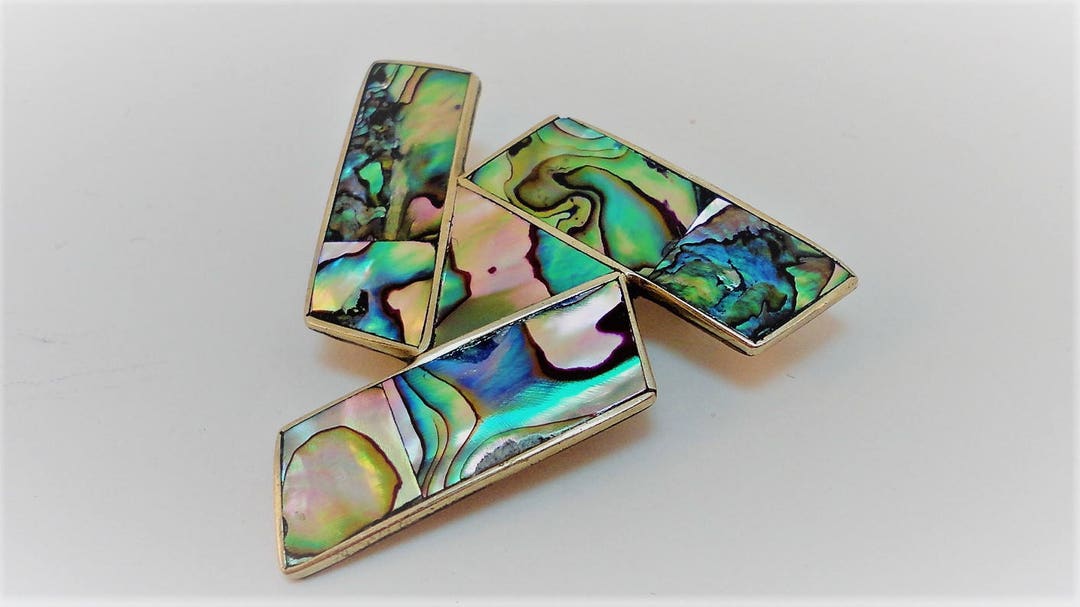 Broche Triangulaire Métal Doré Avec Oxydes – Années 1950/1960 – Occasion Vintage