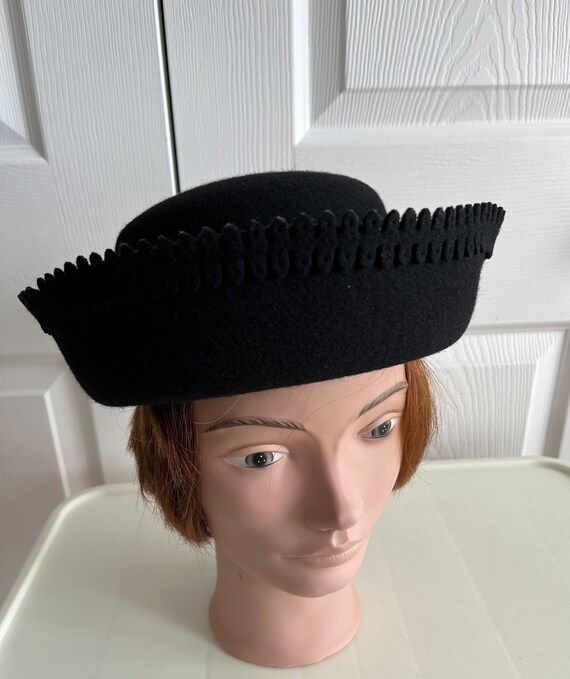 Vtg  Black Felt Scalloped Hat Black Hat Mid Century Wool Felt Wide Brim Scallop Edge High  main image 3