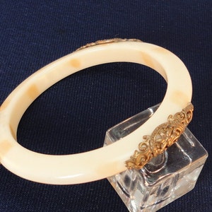 60s cream mottled Lucite Bangle Bracelet Goldtone Accents image 3