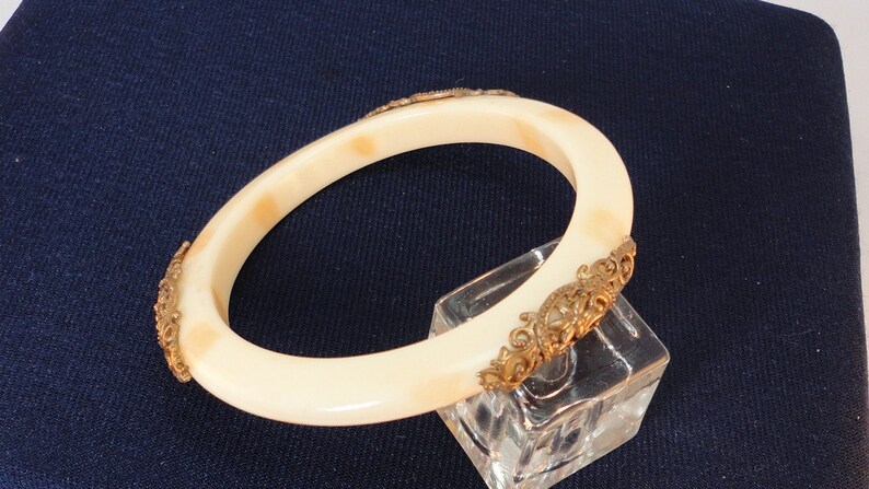 60s cream mottled Lucite Bangle Bracelet Goldtone Accents image 3