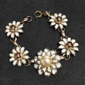 60s Goldtone/White Enamel Flowers Links Bracelet