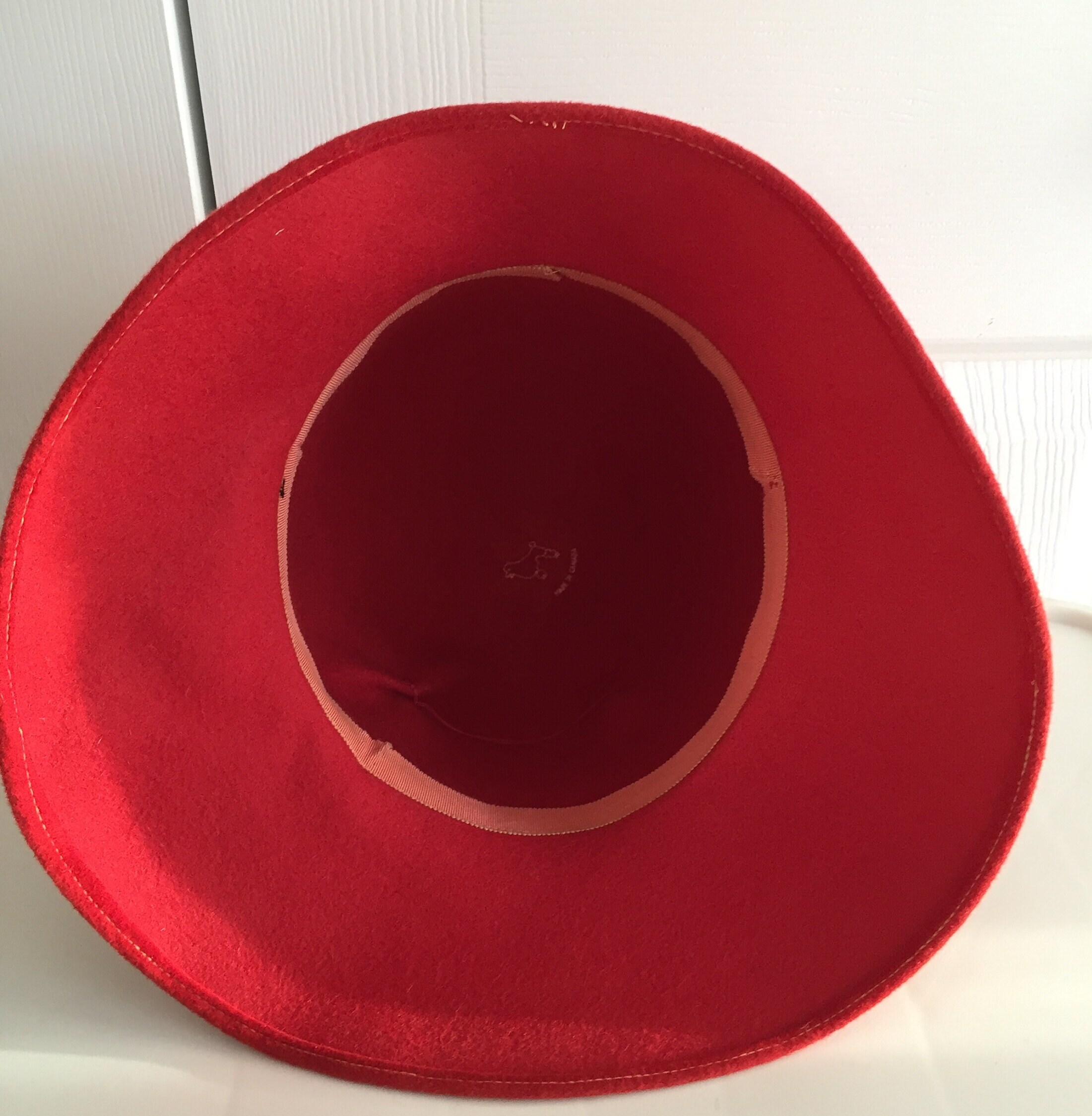 70s Red Wool Felt Women Hat S 21.5 Inches 70s Made in Canada  display picture 1