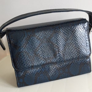 Cartera Kelly de cuero azul marino estilo serpiente de los años 70 Creación de los años 70 Andre