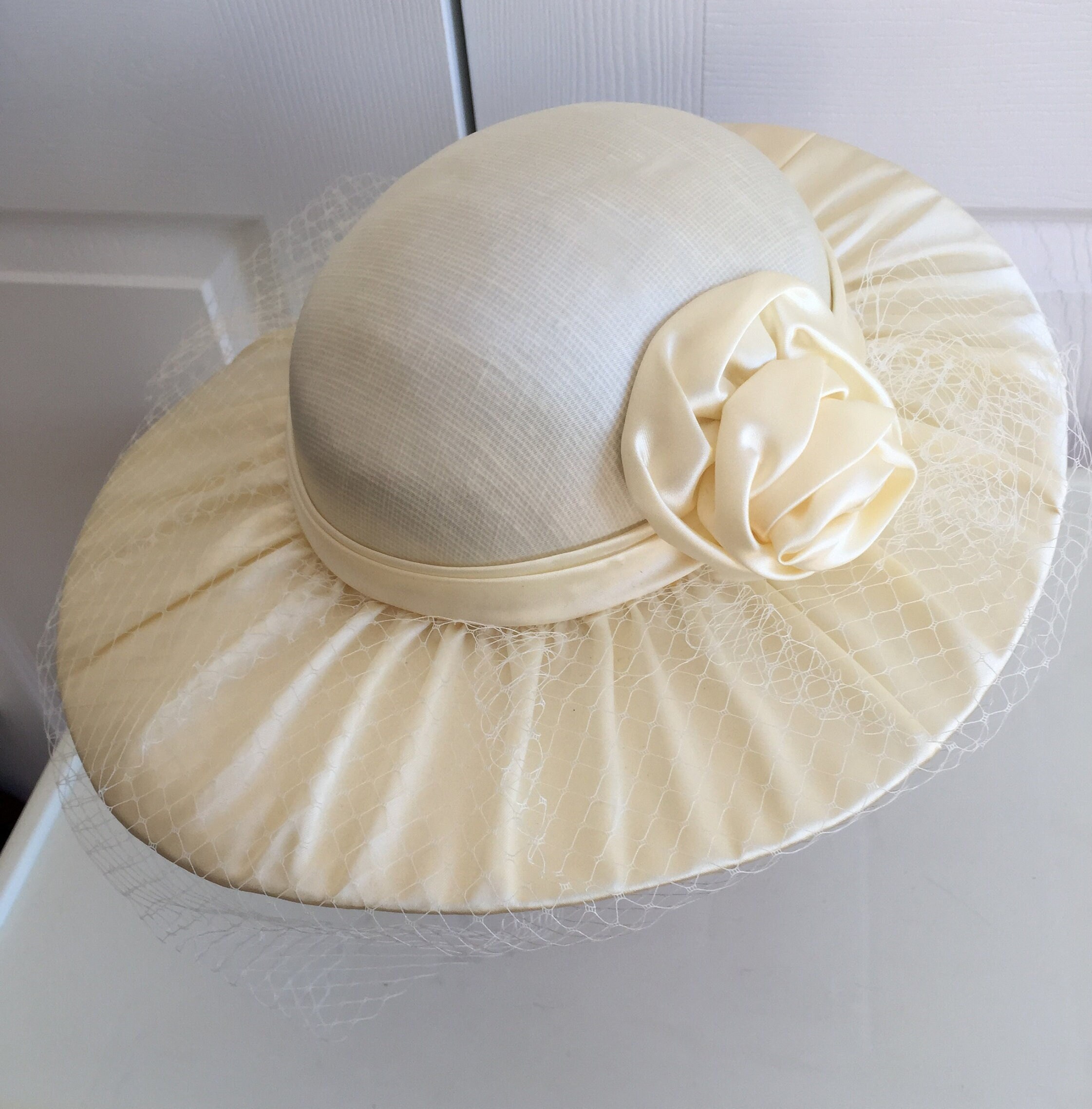 Vintage Cream Satin Hat With Netting & Flower, 20 5/8 display picture 2