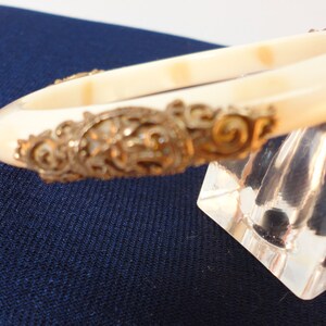 60s cream mottled Lucite Bangle Bracelet Goldtone Accents image 4