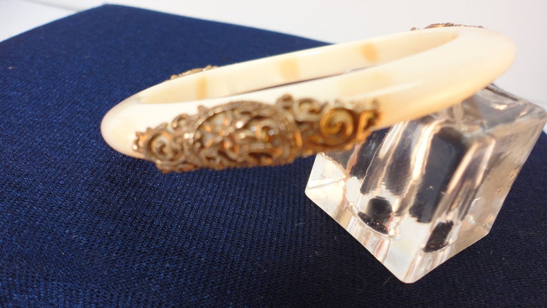 60s cream mottled Lucite Bangle Bracelet Goldtone Accents image 4