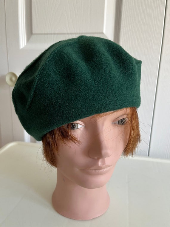 80s Forest Green Wool Beret Unisex Hat Medium 10 1/2 Inches