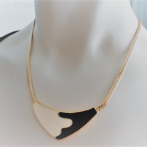 70s Black/White enamel pendant Goldtone necklace