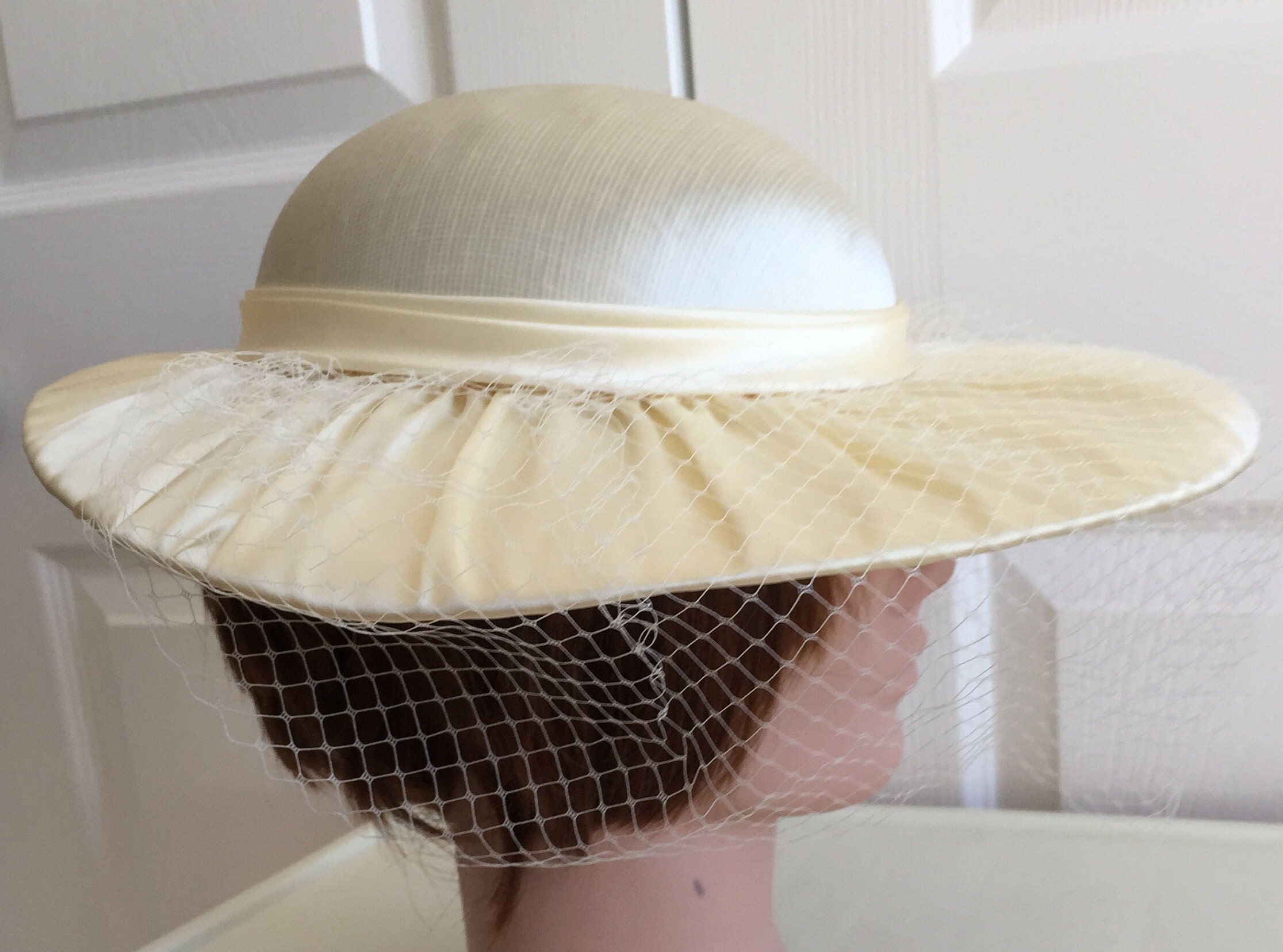 White Vtg Hat With Cream Netting Midcentury White Hat Netting With Cream Bows - Etsy main image 2