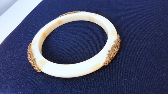 60s cream  mottled Lucite Bangle Bracelet Goldtone Accents