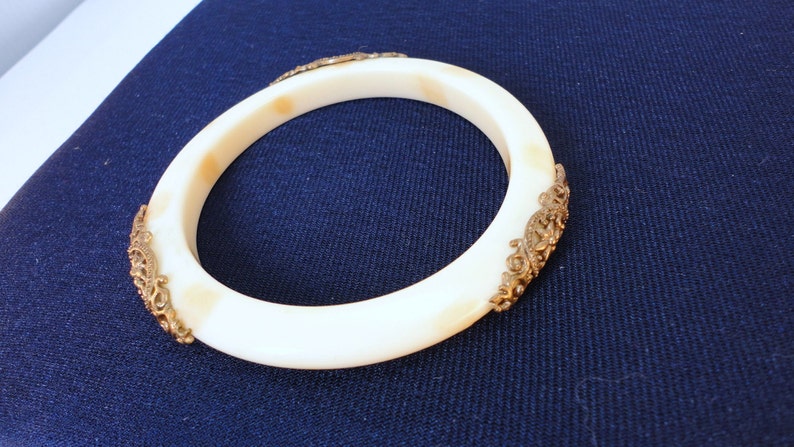 60s cream mottled Lucite Bangle Bracelet Goldtone Accents image 1