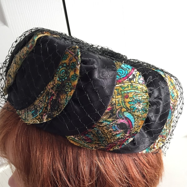 Sombrero pastillero para mujer, de inspiración rusa, de brocado, satén y red, de los años 60, talla XS, 21 pulgadas, vintage