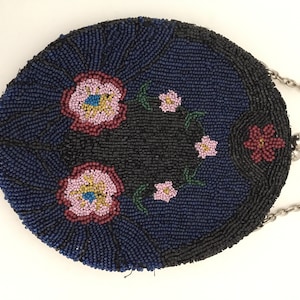 Sac à main de soirée ovale en perles de verre bleu marine des années 30