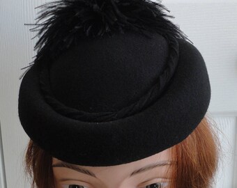 Chapeau De Femme Fifties En Feutre Noir - Années 1950 Taille 55 - Vintage Occasion
