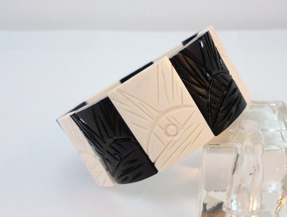40s Black & White Hand Carved Stretch Bracelet Vi… - image 2